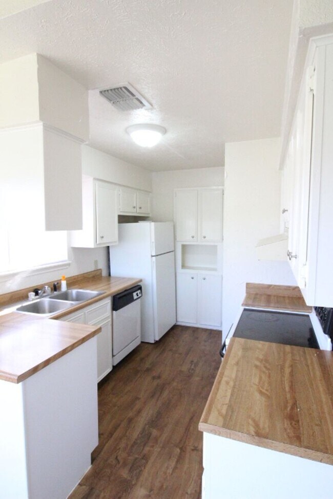 Foto del edificio - Condo within walking distance to Texas Sta...