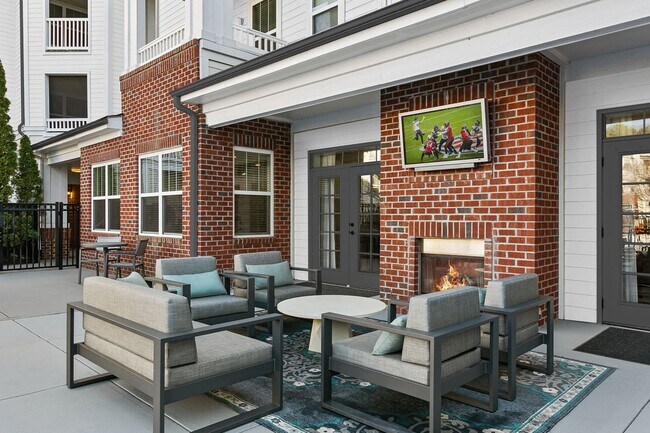 Entretenga a sus invitados al aire libre en el salón junto a la piscina. - Chancery Village