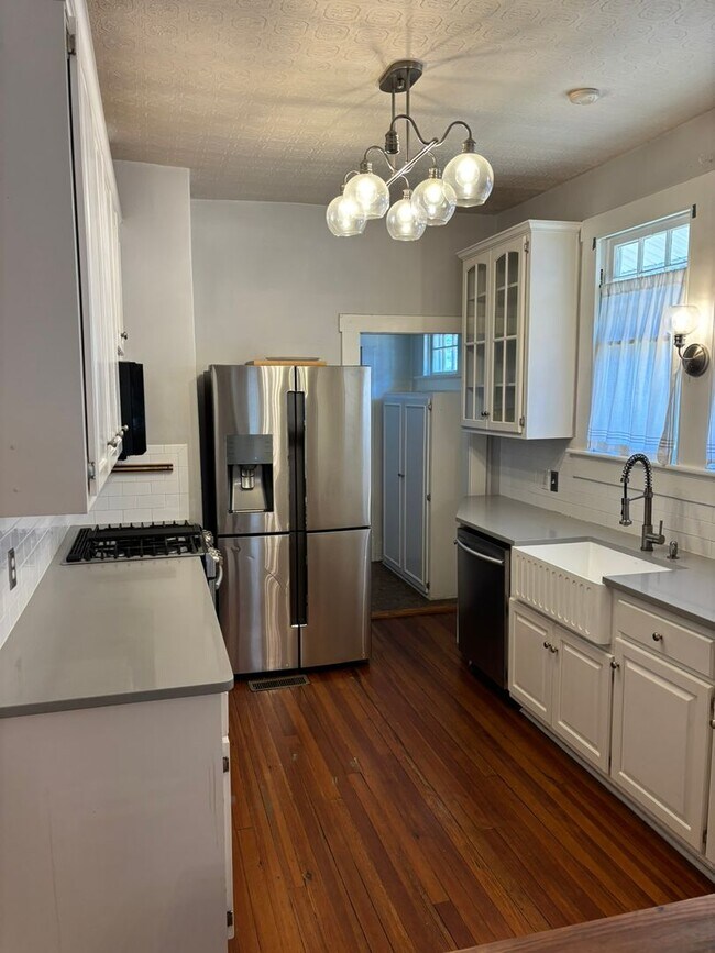 Foto del edificio - Lakebottom Area! Hardwood Floors Throughout!