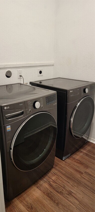 Building Photo - 2106 Benjamin Park