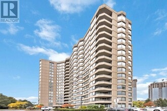 Building Photo - 7420 Bathurst St