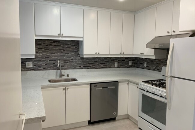 Building Photo - 335 S Sierra Madre Blvd