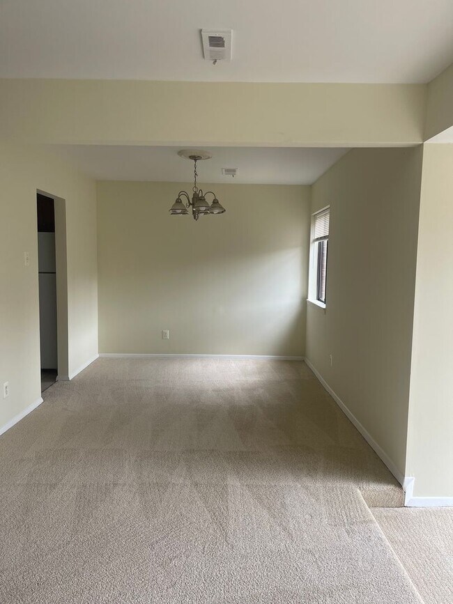 Foto del edificio - TOP FLOOR CONDO WITH ALL UTILITIES INCLUDED