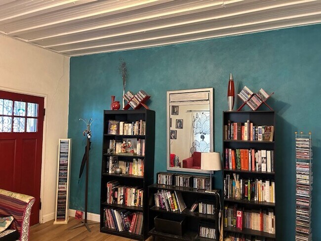 Foto del edificio - 3 bedrooms-1 bath - on 4th Ave