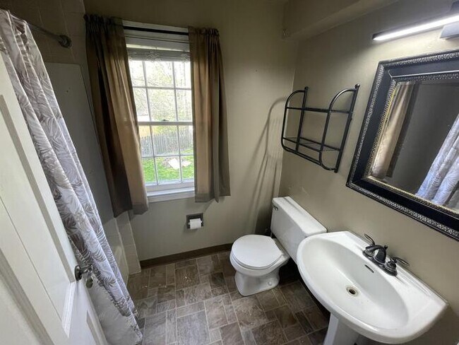 Foto del edificio - 858 Sherwood Dr NE
