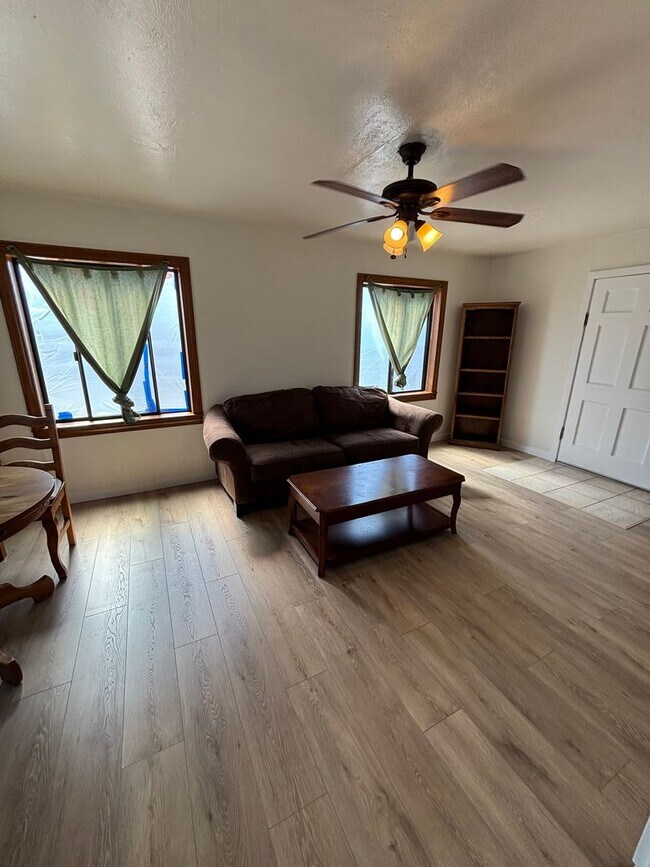 Foto del edificio - Furnished  Spacious 1 Bedroom / 1 Bath Upp...