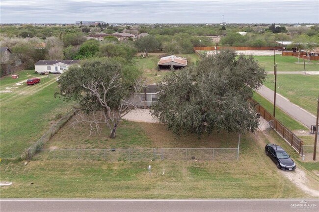 Foto del edificio - 1221 S Cesar Chavez Rd