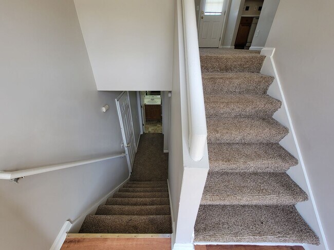 Foto del edificio - Gorgeous Split-Level 2 Story Home New Paint