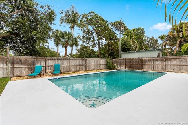 Building Photo - 530 S Manor Dr
