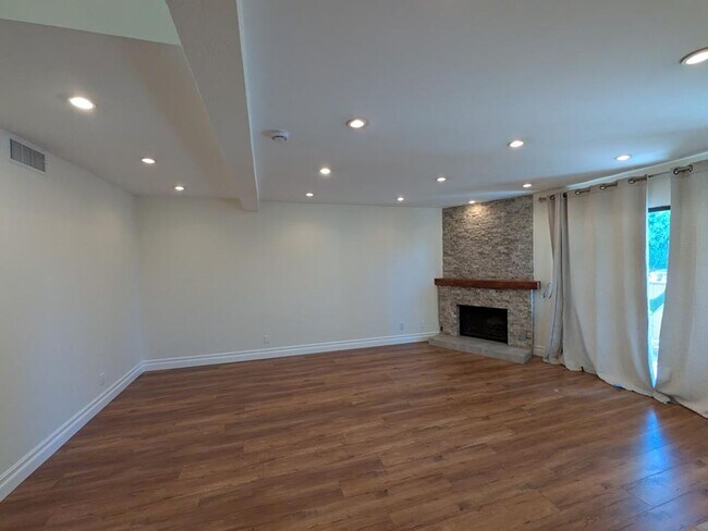 Foto del edificio - 10051 Topanga Canyon Blvd