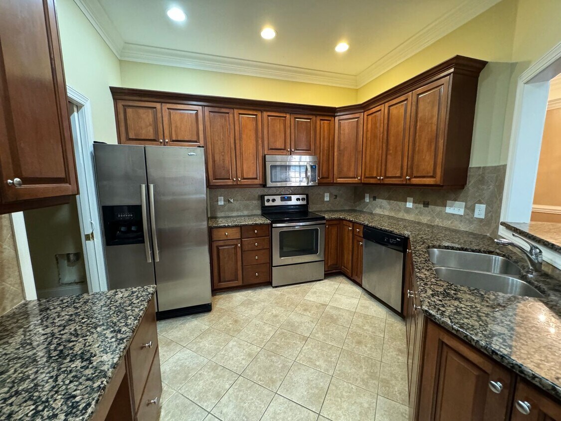 Foto principal - Expansive 2nd-floor Condo with elevator ac...