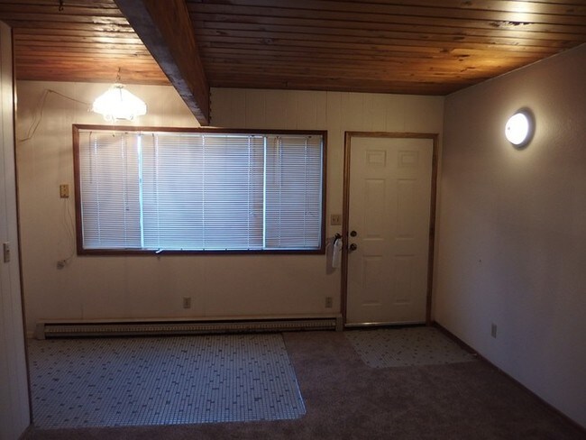 Foto del edificio - Queen Road Apartments UNDER NEW MANAGEMENT