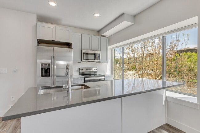 Building Photo - 606 W North Temple St