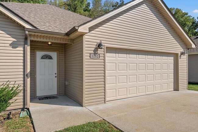 Building Photo - 1252 Magnum Dr
