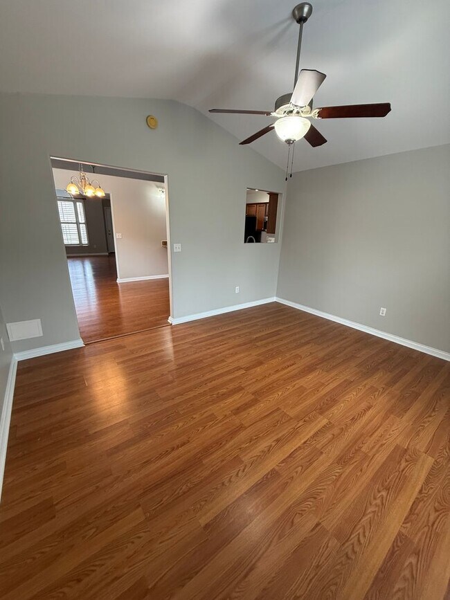 Building Photo - Charming 3-bedroom, 2-bathroom home located in the vibrant city of Lexington