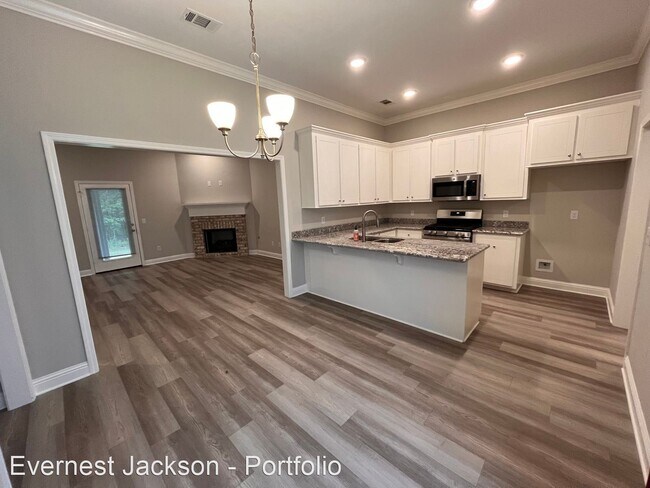 Building Photo - 3 br, 2 bath House - 569 Silver Hill Dr