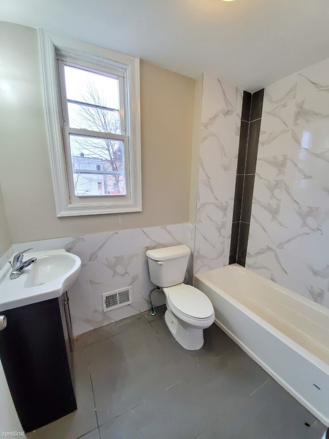 Building Photo - 4 br, 2 bath  - 67 22nd St 2