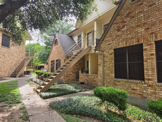 Foto del edificio - 2425 Holly Hall St