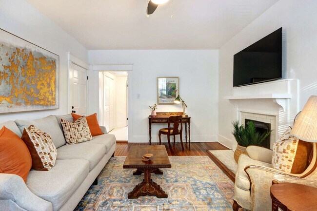 Building Photo - 306 E Victory Dr