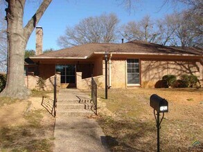 Building Photo - 423 Top Hill Dr