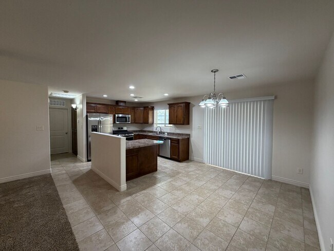 Foto del edificio - NICE 3 BED BATH WITH SOLAR!