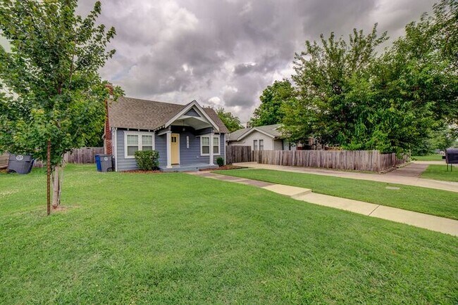 Foto del edificio - Charming 1920s Remodel | MOVE IN SPECIAL!