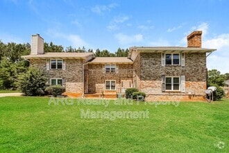 Building Photo - 2140 Fairway Ct SE