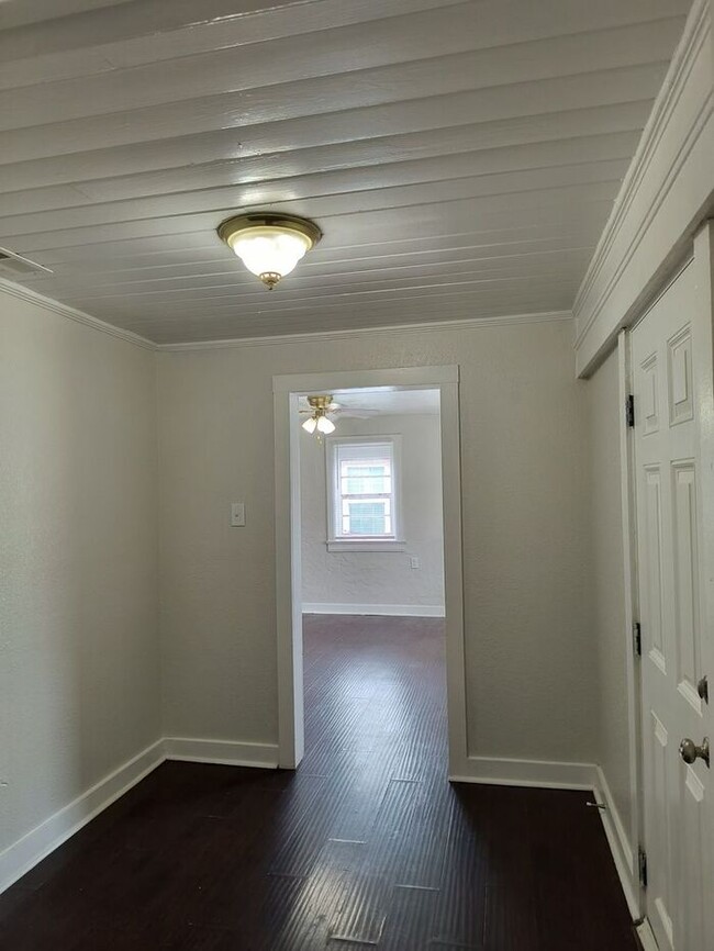 Building Photo - Charming Home Located in Downtown Orlando!