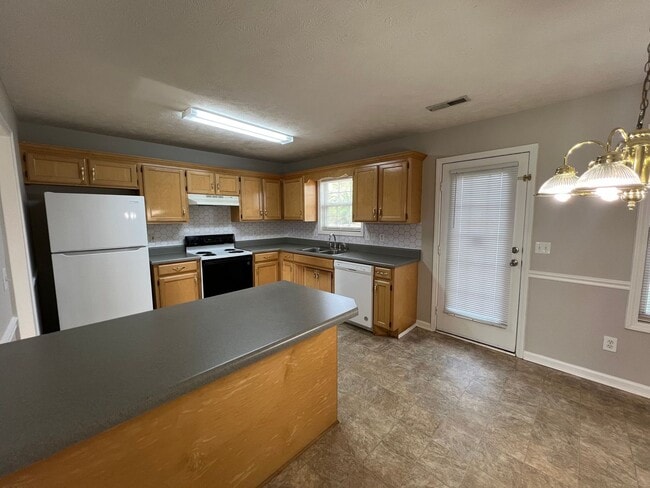 Building Photo - Available Now - 3BR 2BA Home in Smyrna **A...