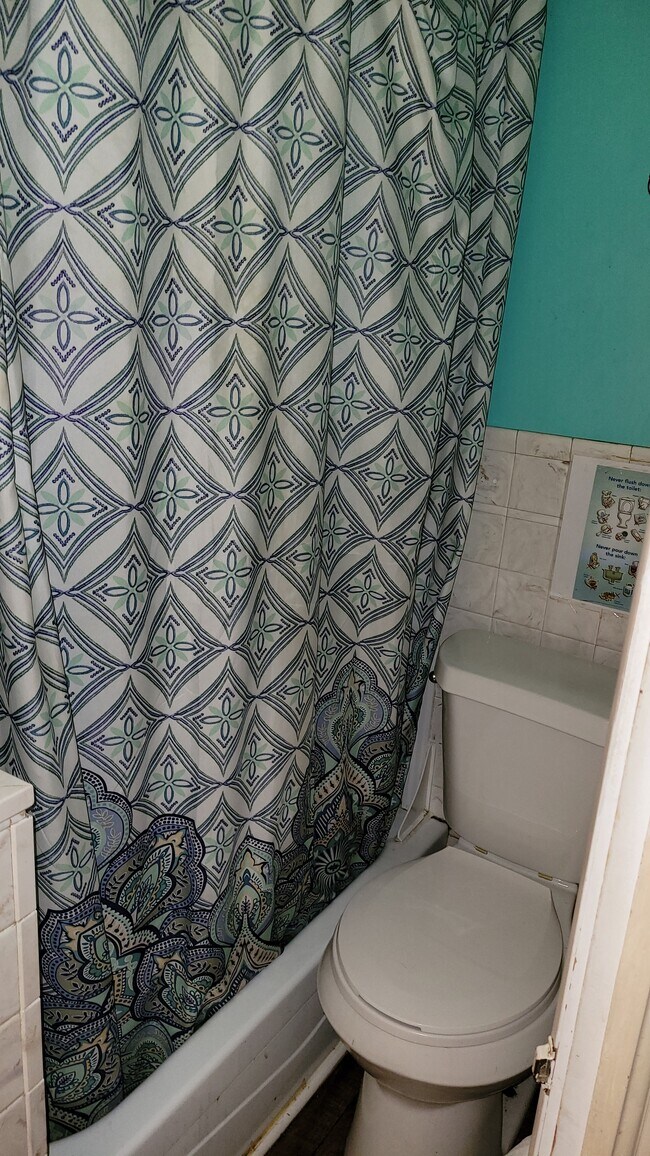 Baño - 326 N Washington St
