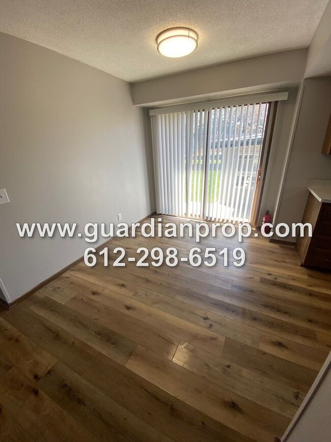 Building Photo - House Available September 1 in Mounds View...
