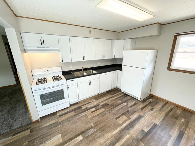 Building Photo - Beautiful Updated 2 Bedroom Apartment with...
