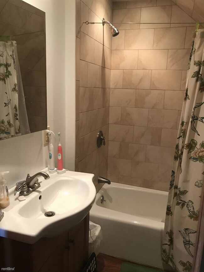 Foto del edificio - 6 br, 3 bath House - 46 Pratt St