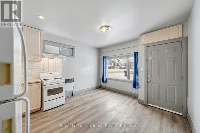 Building Photo - 7 Robert St W