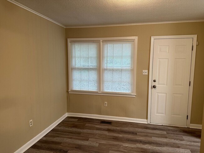 Building Photo - New Price! Three bedroom 2 bath near downt...