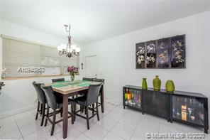 Building Photo - 4710 Pine Tree Dr