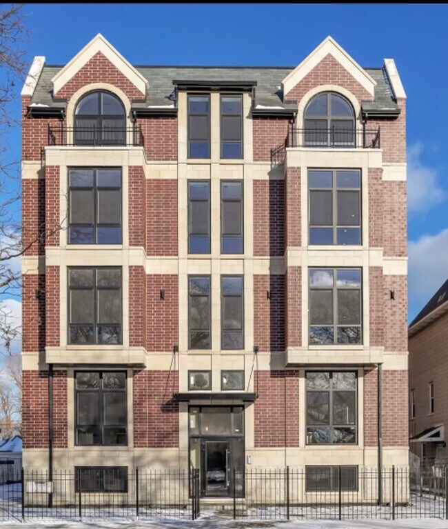 Hermosa nueva construcción de edificio nuevo. Cerca del lago Míchigan - 3759 S Lake Park Ave