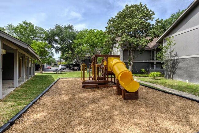 Disfrute de la diversión y la relajación en Distinction Apartment Homes con nuestra vibrante área de juegos, ideal para familias y niños. Disfrute de espacios amplios, hermosos jardines y las comodidades del complejo. ¡Visítenos hoy mismo para encontrar su nuevo hogar! - Distinction Apartment Homes