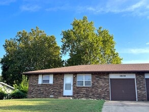 Building Photo - 3809-3811 College View Dr