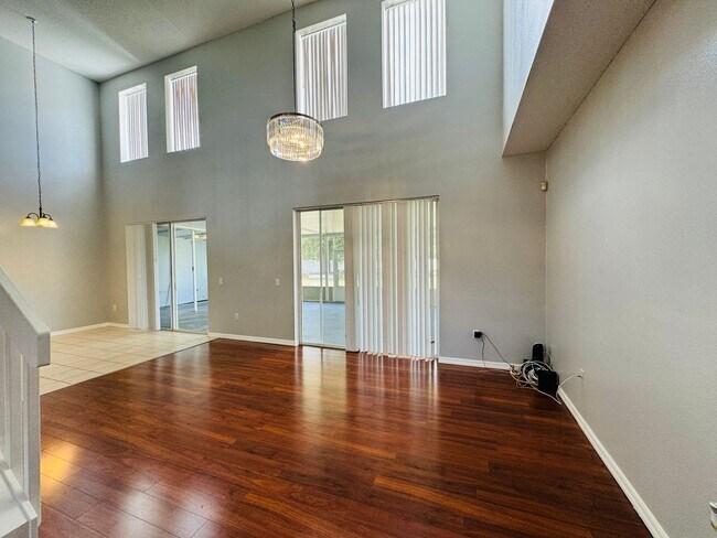 Building Photo - Ready to move-in on June 6th! Luxurious & ...