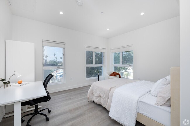 Building Photo - 1128 W 37th Dr