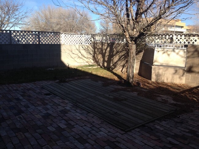 Building Photo - Two story townhouse with Space to enjoy life