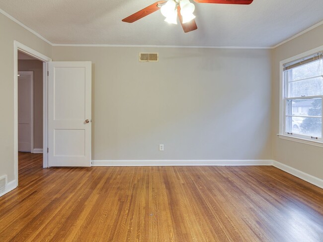 Building Photo - Updated 3BR home in GREAT neighborhood!