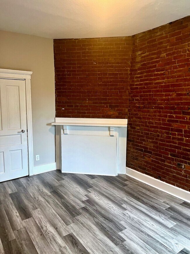 Foto del edificio - *** Apartment in South Oakland * Spacious & Renovated * Pet Friendly * Walk to Pitt * Exposed Bri...