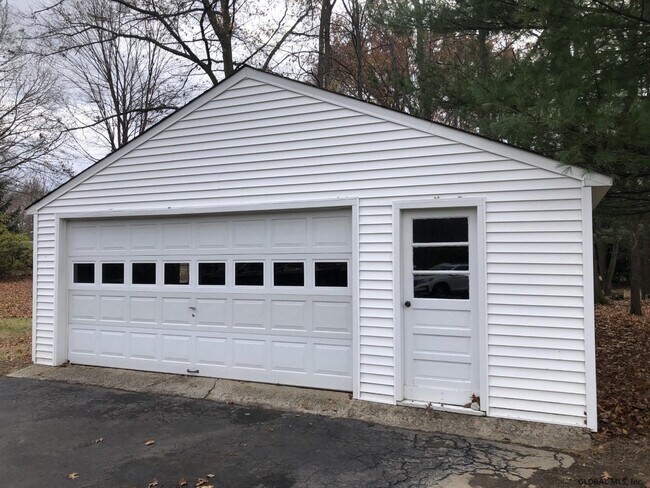 Building Photo - 1604 Crescent Rd