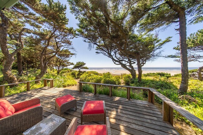 Building Photo - Beautiful Ocean Front Home in Seal Rock!