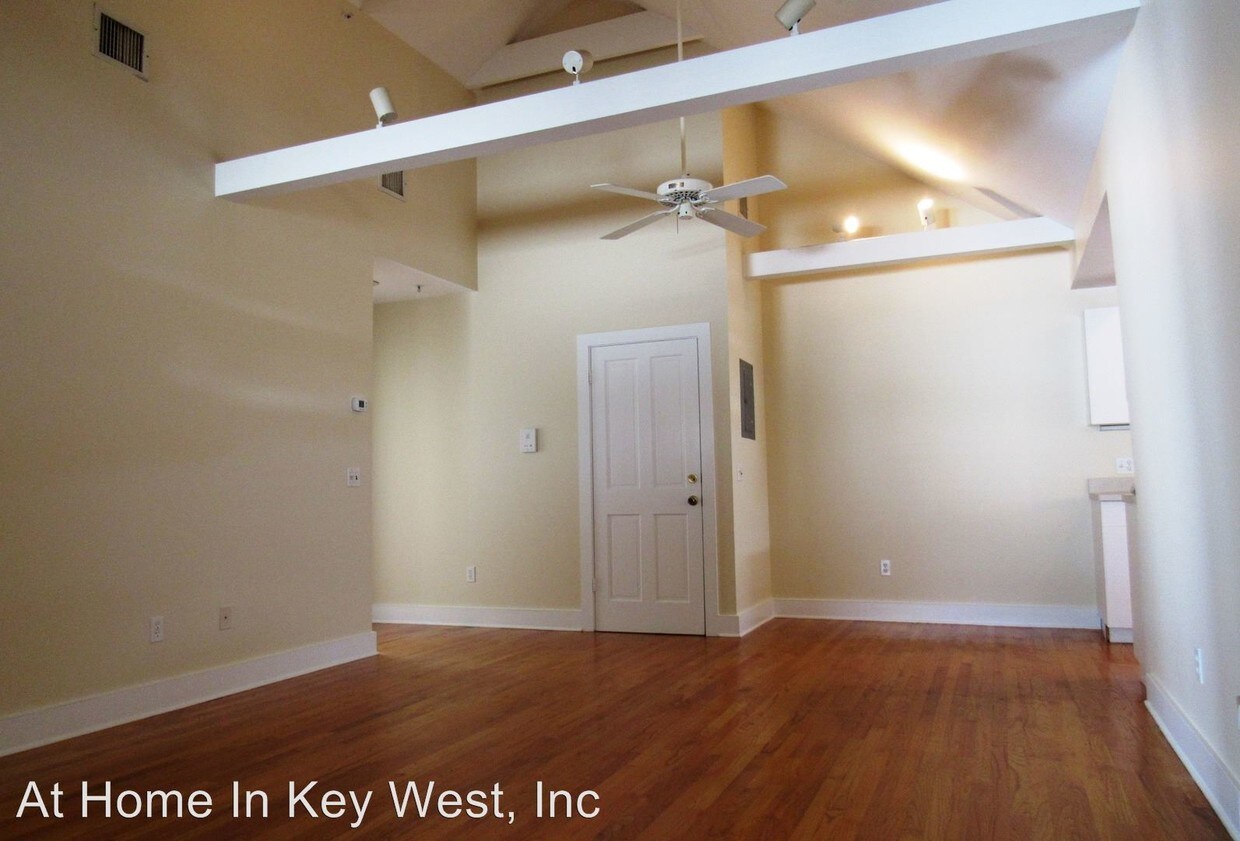 Primary Photo - 921 White St