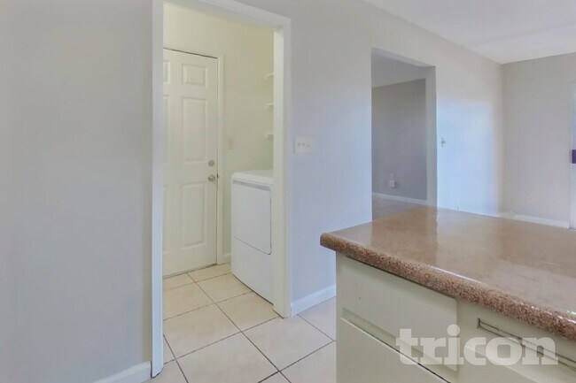 Foto del edificio - 6644 Hometown Way
