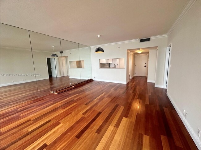 Building Photo - 520 Brickell Key Dr