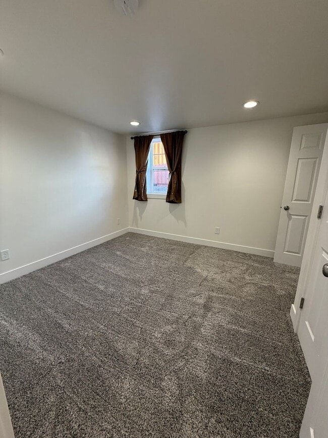 Building Photo - 345 E 400 N